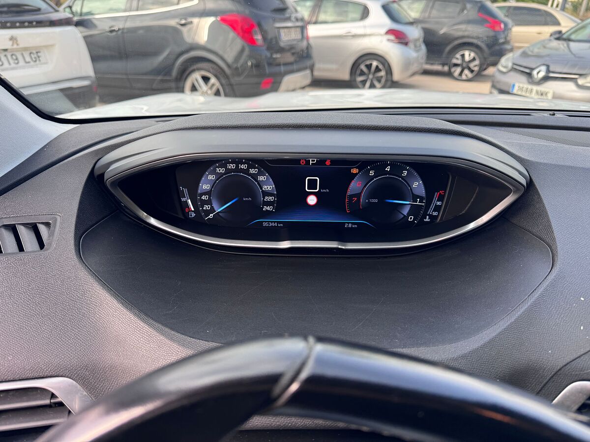 PEUGEOT 3008 ACTIVE 1.2. E-THP AUTO SPANISH LHD IN SPAIN ONLY 59000 MILES 2018